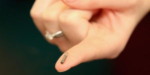 الحضور والانصراف من العمل برقاقة إلكترونية في اليد